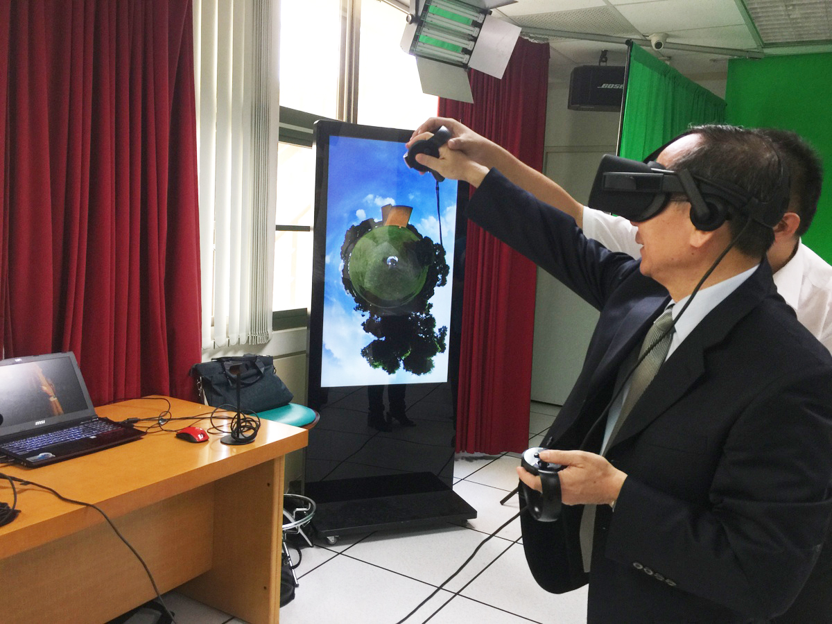 東海大學校長王茂駿體驗VR互動