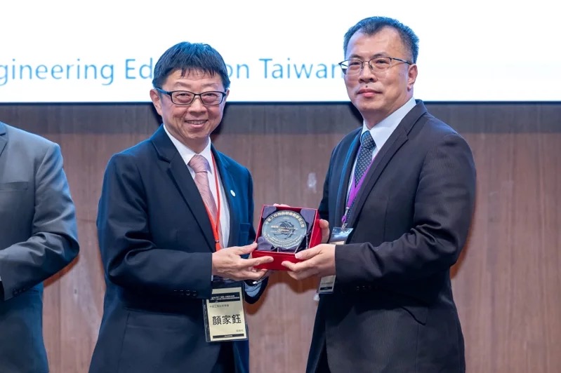 東海大學終身特聘教授楊朝棟獲三大獎 登上國內資訊界頂峰